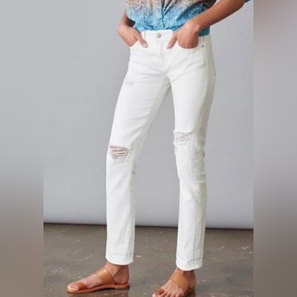 Anthropologie PILCRO White slim boyfriend Distressed Jeans size 32 EUC